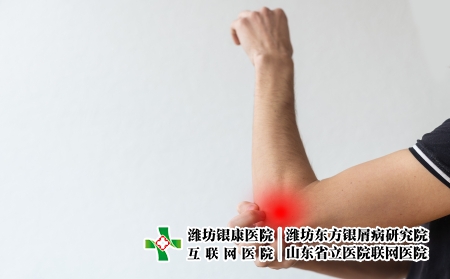 攝圖網_327078474_皮炎 濕疹 過敏 牛皮癬的概念 男人在他的手臂上抓癢 灰色工作室背景 男人肘部發(fā)癢的皮疹 復制空間皮膚癥狀刺激腫脹裁剪真皮藥品中（企業(yè)商用）