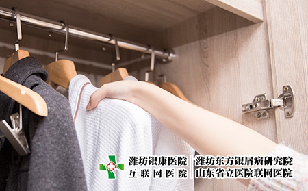 攝圖網_500224431_拿衣服（企業商用）